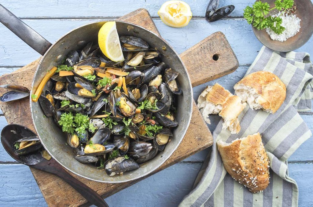 Misses About Bette Davis,  Joan Crawford